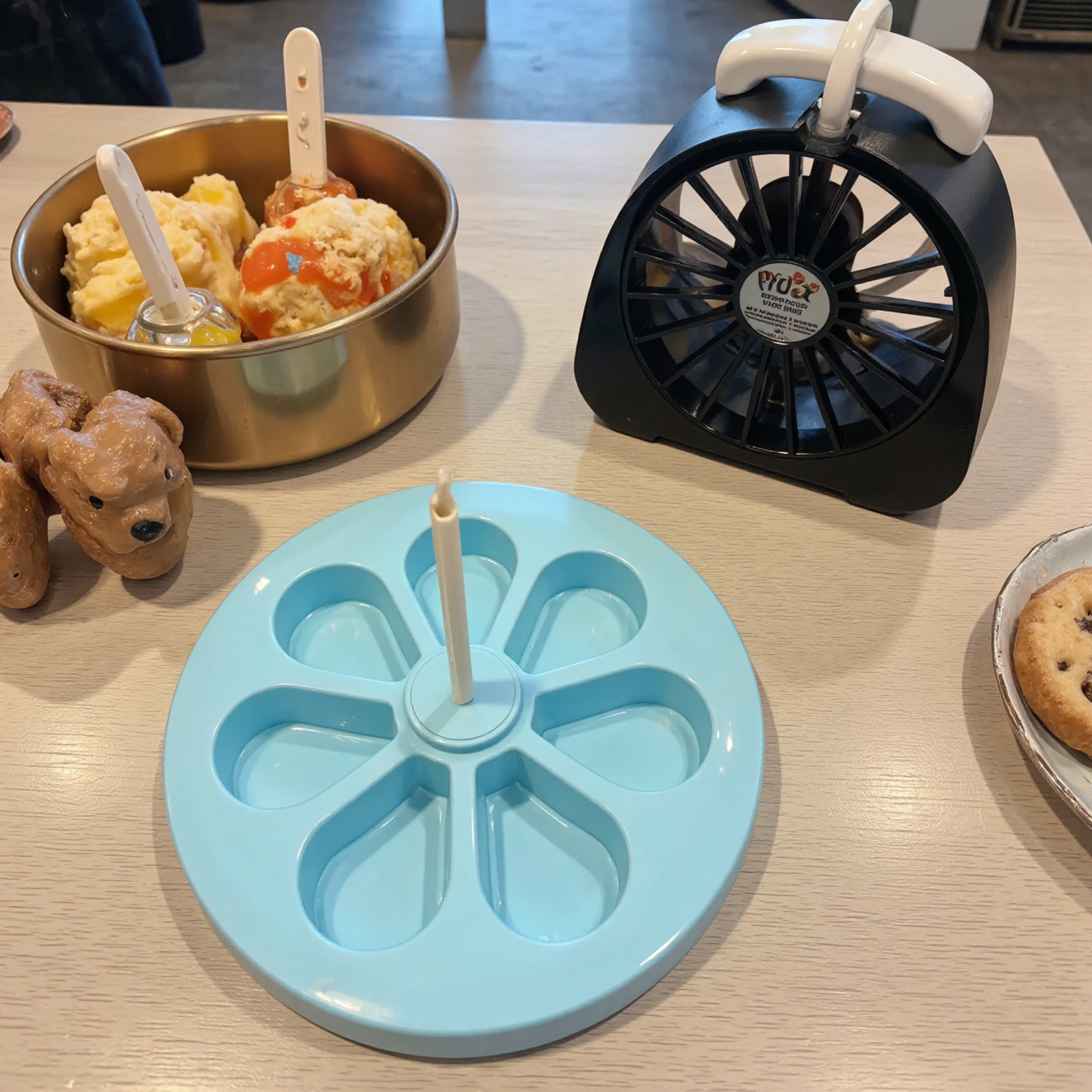 宠物夏季降温产品冷却垫便携饮水瓶遮阳衣展示